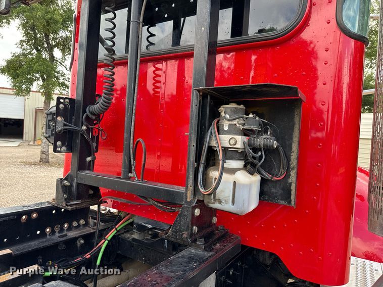 image for item ED5669 2019 Peterbilt 337 hook lift truck