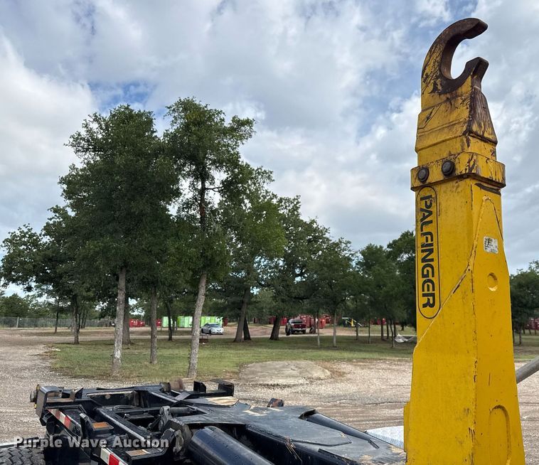 image for item ED5669 2019 Peterbilt 337 hook lift truck