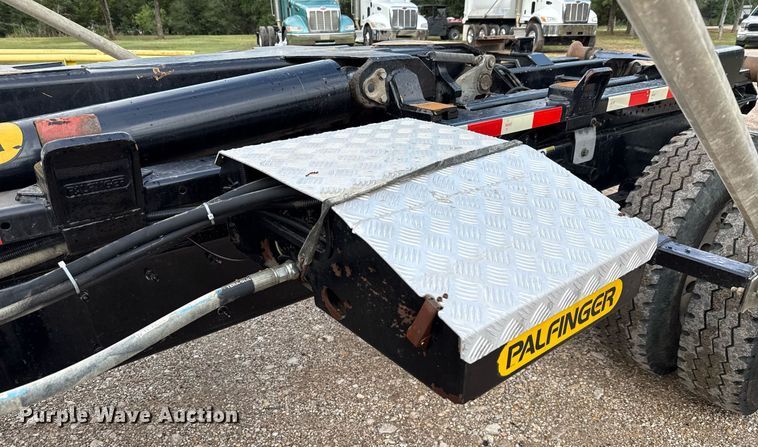 image for item ED5669 2019 Peterbilt 337 hook lift truck