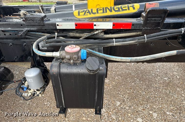 image for item ED5669 2019 Peterbilt 337 hook lift truck