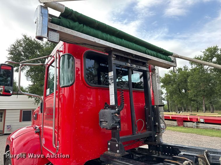 image for item ED5669 2019 Peterbilt 337 hook lift truck