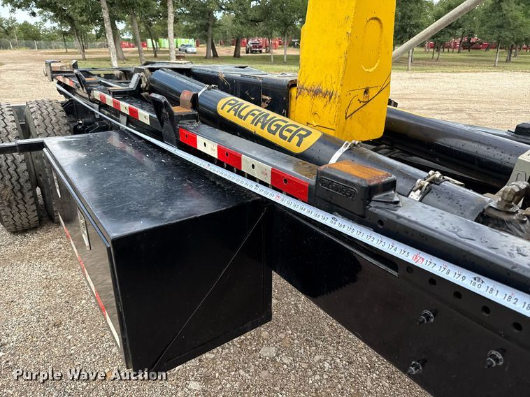 image for item ED5669 2019 Peterbilt 337 hook lift truck