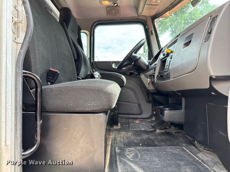 image for item ED5669 2019 Peterbilt 337 hook lift truck