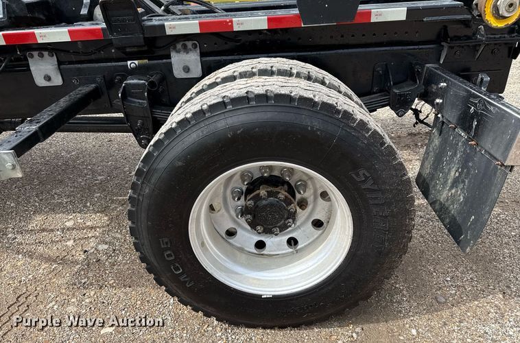 image for item ED5669 2019 Peterbilt 337 hook lift truck