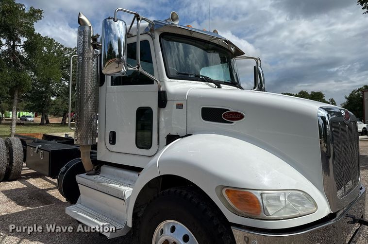 image for item ED5670 2019 Peterbilt 337 truck cab and chassis