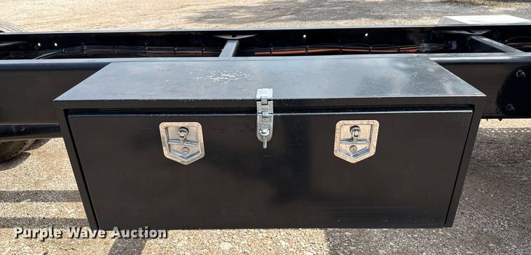 image for item ED5670 2019 Peterbilt 337 truck cab and chassis