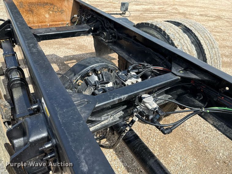 image for item ED5670 2019 Peterbilt 337 truck cab and chassis