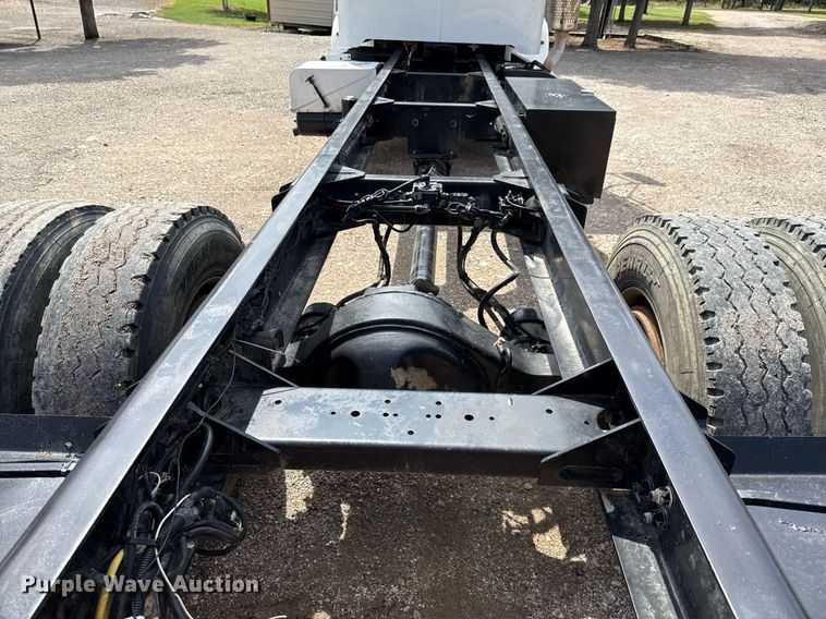 image for item ED5670 2019 Peterbilt 337 truck cab and chassis