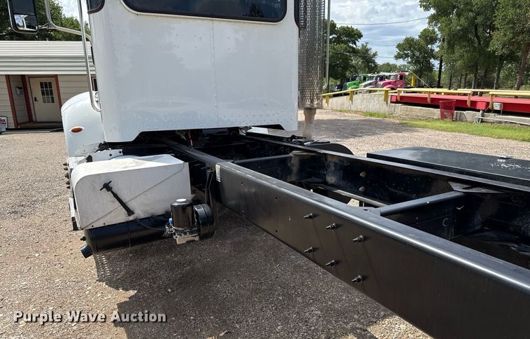 image for item ED5670 2019 Peterbilt 337 truck cab and chassis
