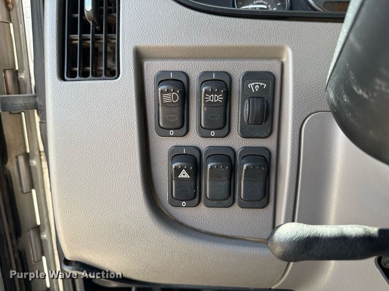 image for item ED5670 2019 Peterbilt 337 truck cab and chassis