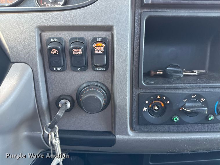 image for item ED5670 2019 Peterbilt 337 truck cab and chassis