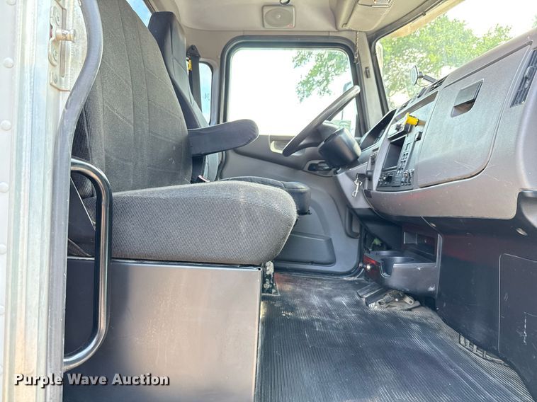 image for item ED5670 2019 Peterbilt 337 truck cab and chassis