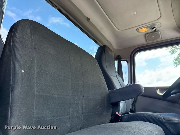 image for item ED5670 2019 Peterbilt 337 truck cab and chassis