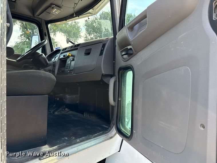 image for item ED5670 2019 Peterbilt 337 truck cab and chassis