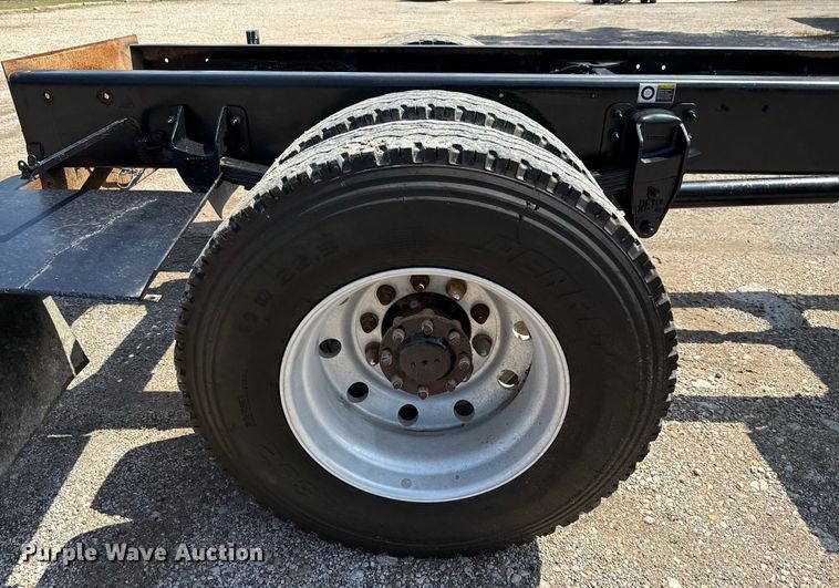 image for item ED5670 2019 Peterbilt 337 truck cab and chassis