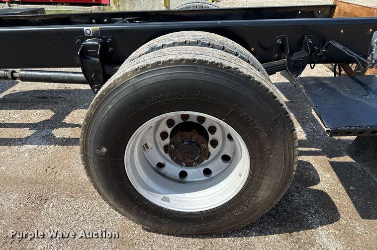 image for item ED5670 2019 Peterbilt 337 truck cab and chassis