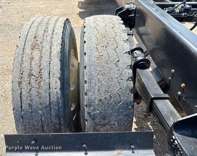 image for item ED5670 2019 Peterbilt 337 truck cab and chassis