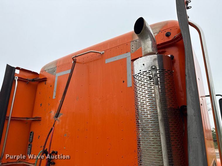 image for item ED5671 2005 Freightliner Century Class semi truck