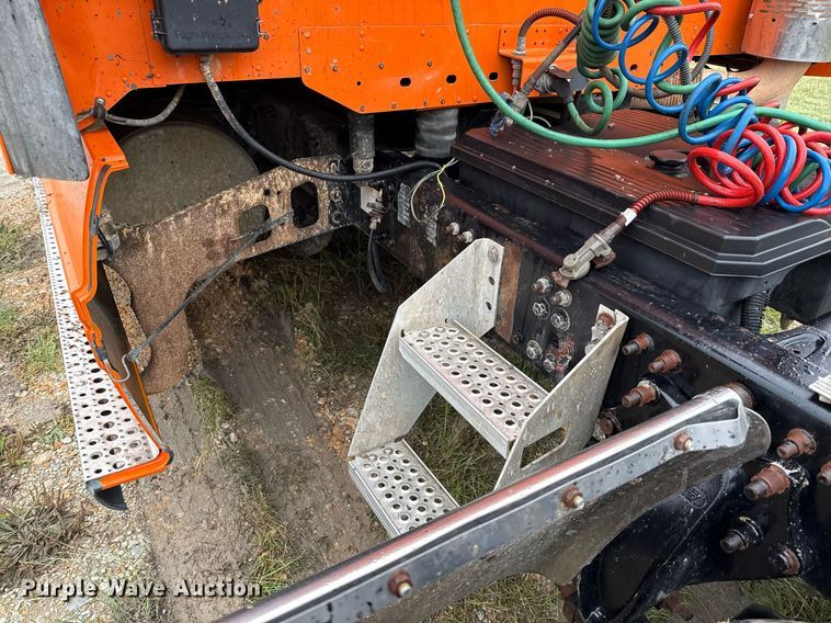 image for item ED5671 2005 Freightliner Century Class semi truck