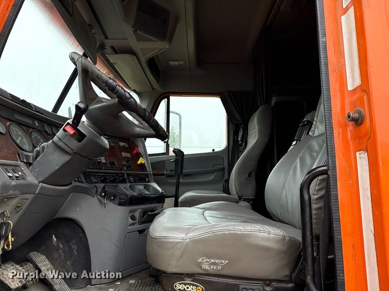 image for item ED5671 2005 Freightliner Century Class semi truck