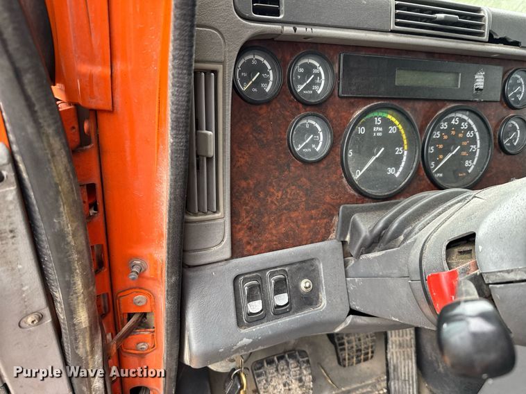 image for item ED5671 2005 Freightliner Century Class semi truck