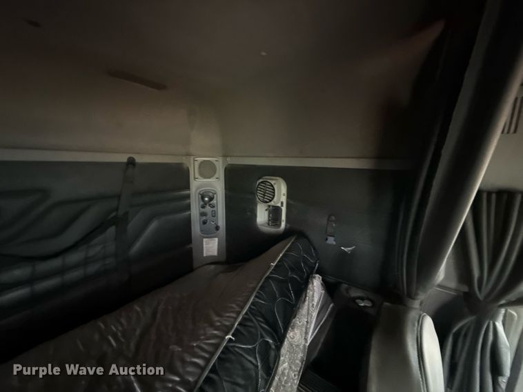 image for item ED5671 2005 Freightliner Century Class semi truck