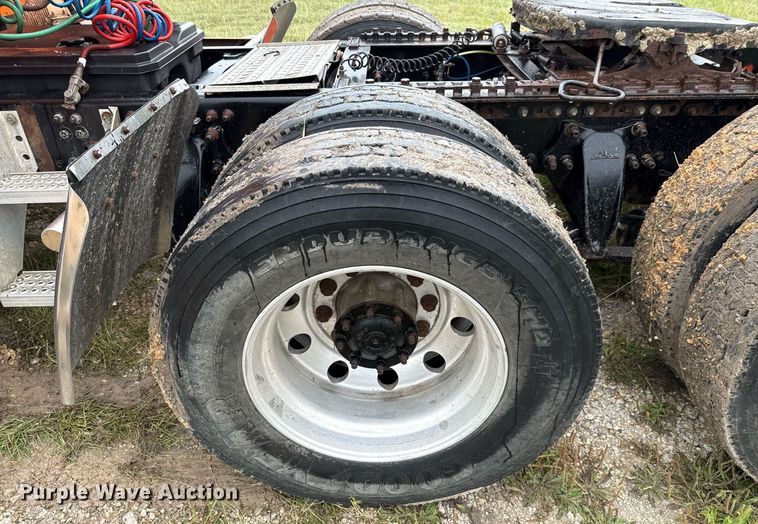 image for item ED5671 2005 Freightliner Century Class semi truck