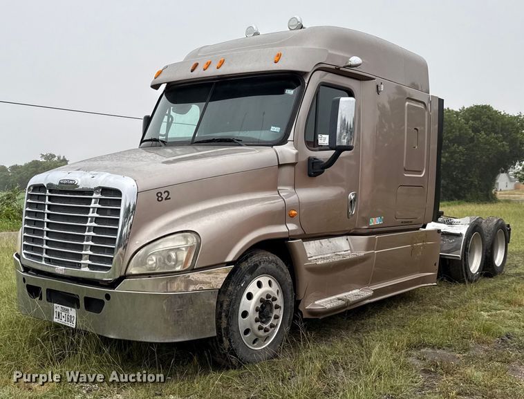image for item ED5672 2013 Freightliner Cascadia semi truck