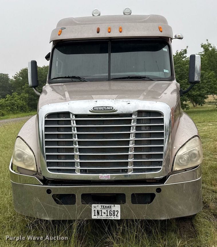 image for item ED5672 2013 Freightliner Cascadia semi truck