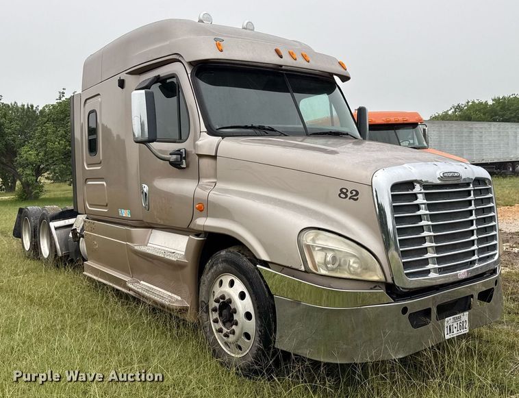 image for item ED5672 2013 Freightliner Cascadia semi truck