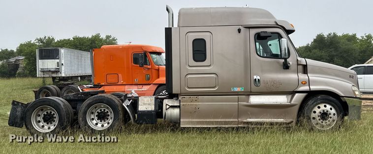 image for item ED5672 2013 Freightliner Cascadia semi truck