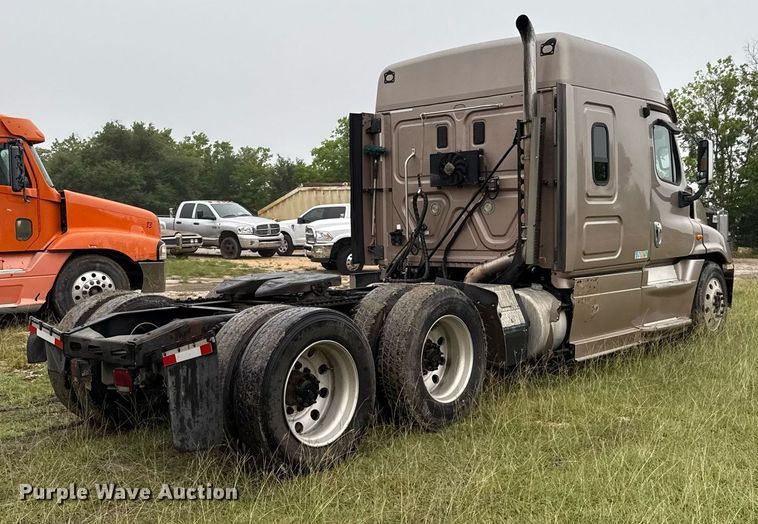 image for item ED5672 2013 Freightliner Cascadia semi truck