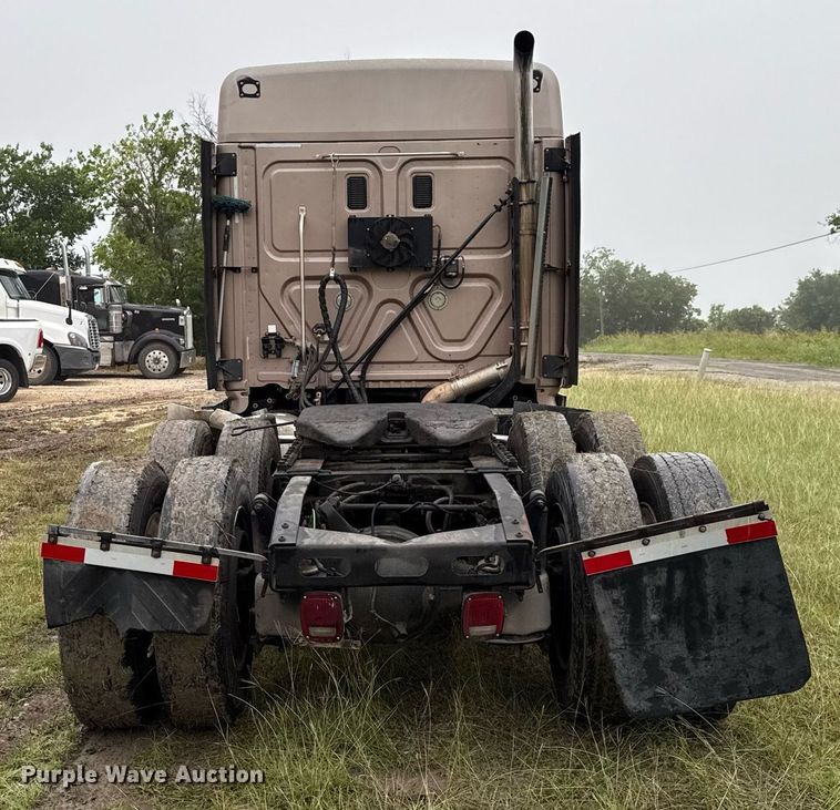 image for item ED5672 2013 Freightliner Cascadia semi truck