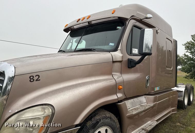 image for item ED5672 2013 Freightliner Cascadia semi truck