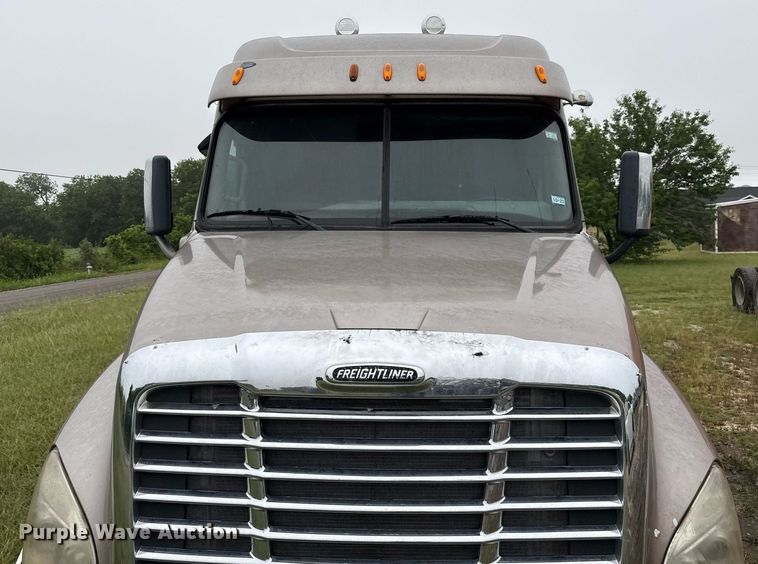 image for item ED5672 2013 Freightliner Cascadia semi truck