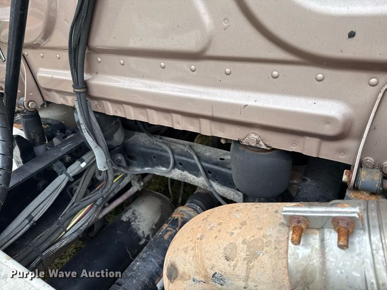 image for item ED5672 2013 Freightliner Cascadia semi truck