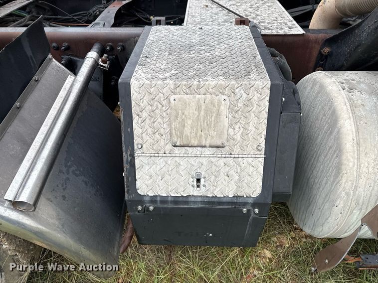 image for item ED5672 2013 Freightliner Cascadia semi truck