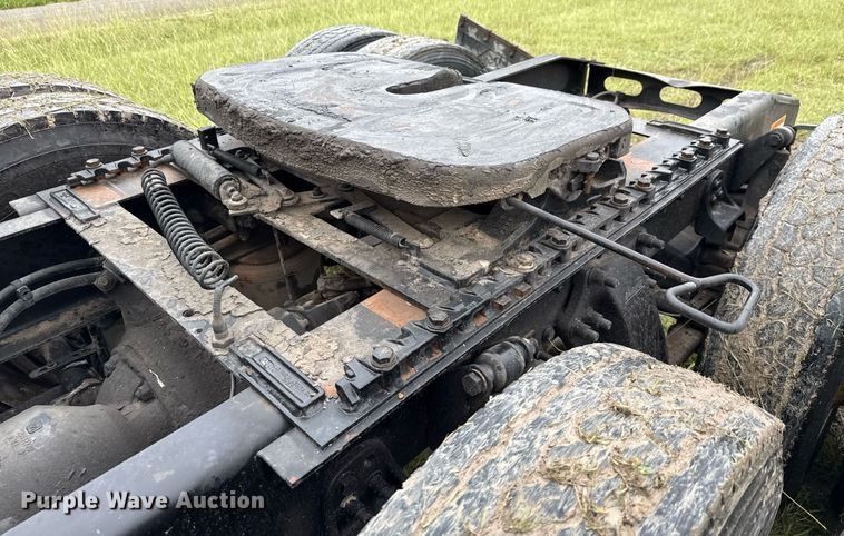 image for item ED5672 2013 Freightliner Cascadia semi truck