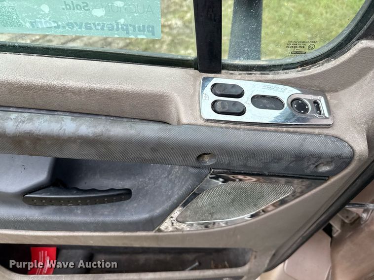 image for item ED5672 2013 Freightliner Cascadia semi truck