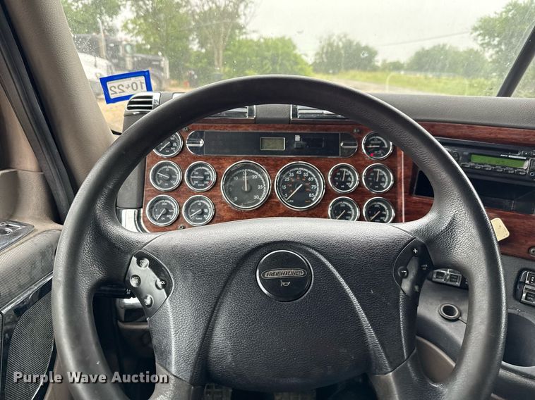 image for item ED5672 2013 Freightliner Cascadia semi truck