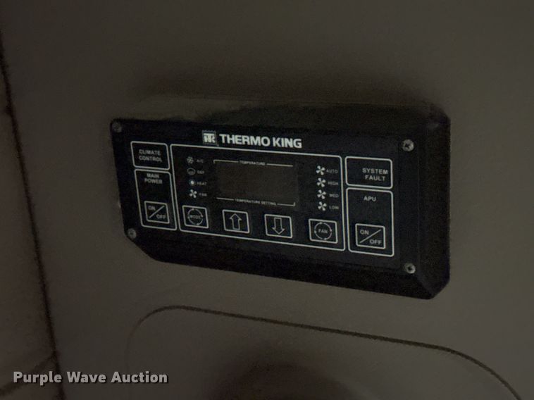 image for item ED5672 2013 Freightliner Cascadia semi truck