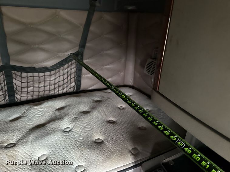 image for item ED5672 2013 Freightliner Cascadia semi truck