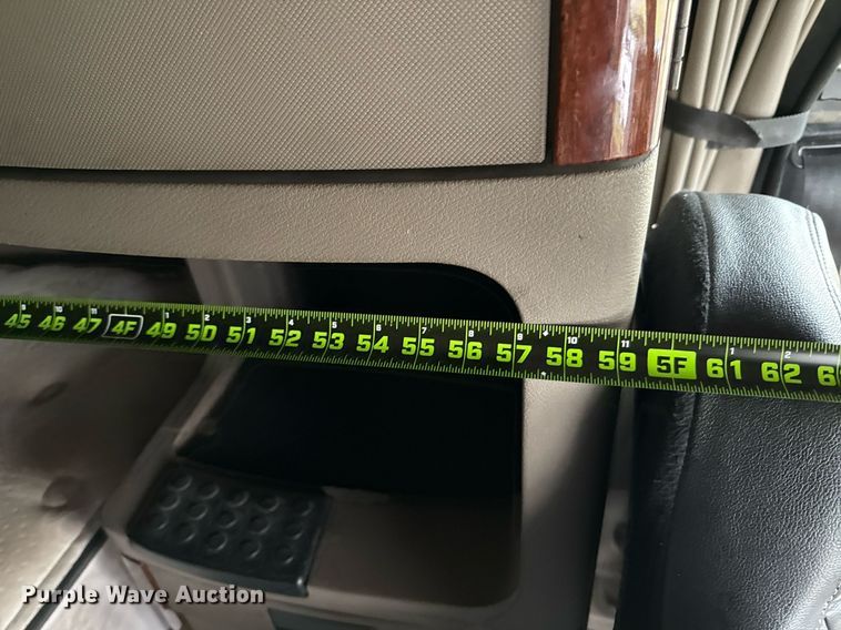 image for item ED5672 2013 Freightliner Cascadia semi truck