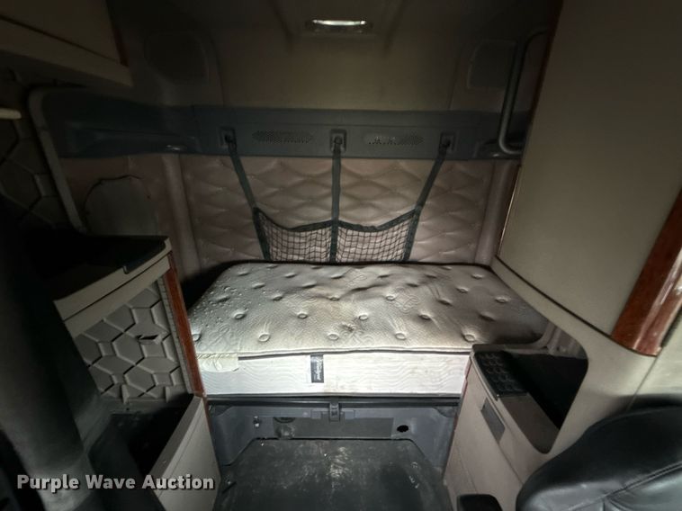 image for item ED5672 2013 Freightliner Cascadia semi truck