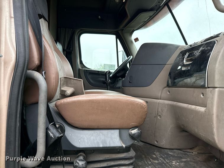 image for item ED5672 2013 Freightliner Cascadia semi truck