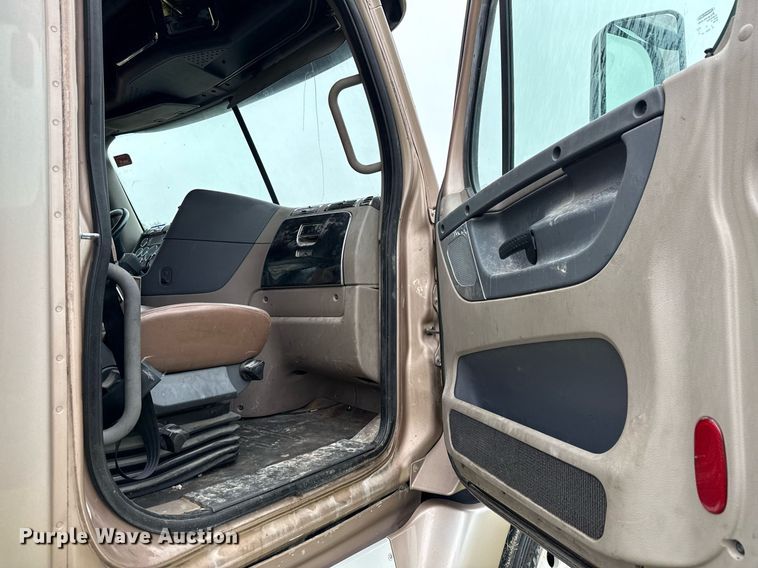 image for item ED5672 2013 Freightliner Cascadia semi truck