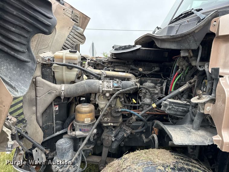 image for item ED5672 2013 Freightliner Cascadia semi truck