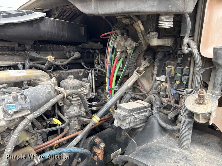 image for item ED5672 2013 Freightliner Cascadia semi truck