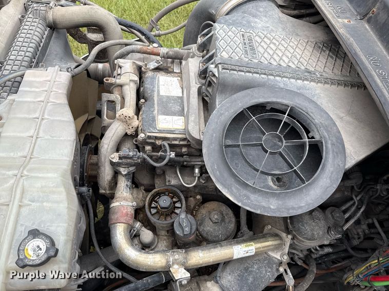 image for item ED5672 2013 Freightliner Cascadia semi truck