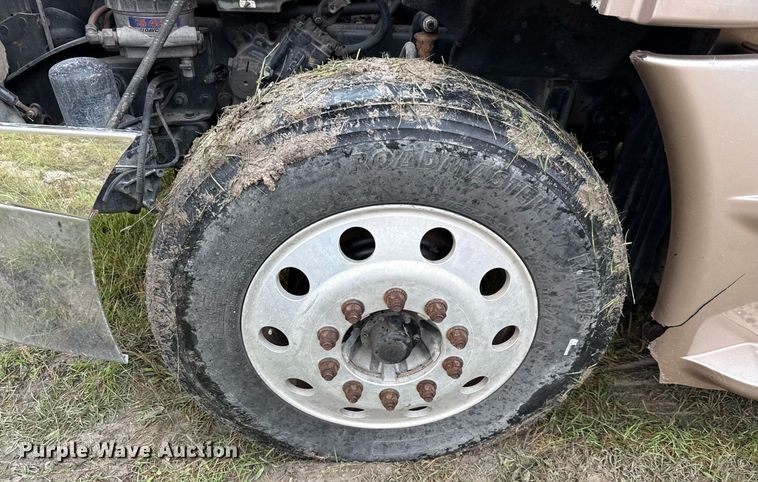 image for item ED5672 2013 Freightliner Cascadia semi truck